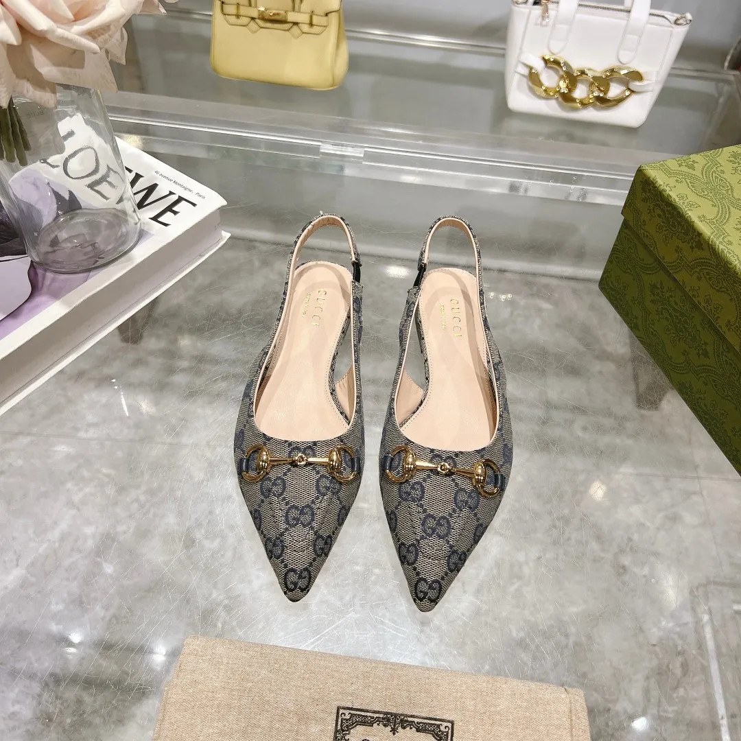 👟👟Ex-factory price 440👟👟 (genuine leather sole +40) Gucci Original GG canvas adds dazzling essence to these slingback pumps. Brown leather piping and light gold-toned hardware are complemented by beige and brown graphics. The pointed toe, elasticated straps and low heel all work together to create a comfortable fit. Upper: Made of first-layer imported patent cowhide/sheepskin lining. Outsole: Rubber non-slip outsole/genuine leather outsole. Size: 35-42 (34/41 42 customized, non-refundable)​